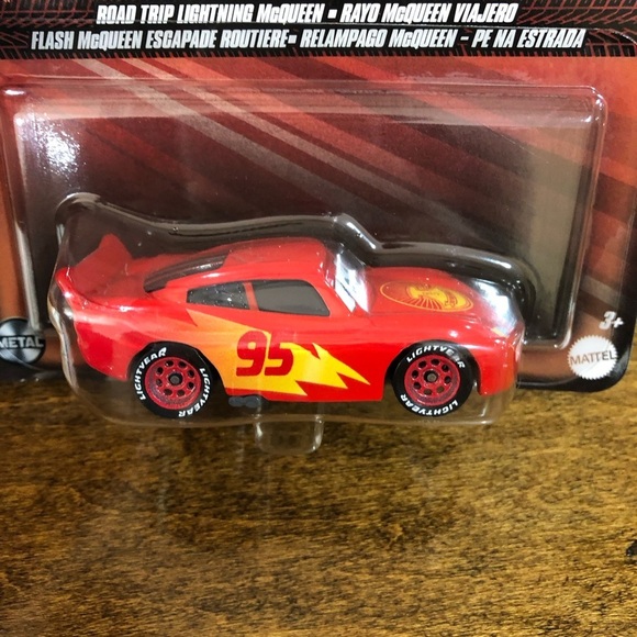 Disney Pixar Cars Die-Cast - Road Trip Lightning McQueen - Cars on the Road -NEW - Picture 3 of 5
